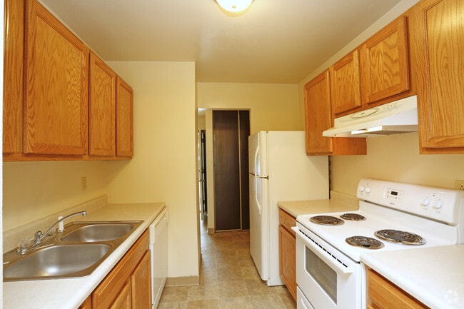 2BR, 1.5BA - 940SF - Kitchen