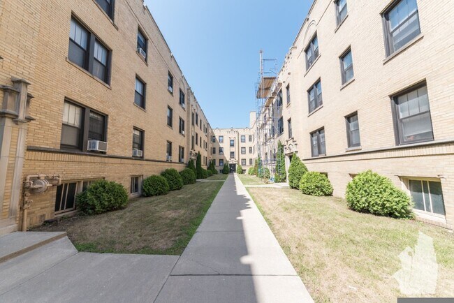 1946 W Wilson Ave