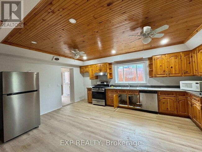 Photo - 112 Baseline Rd E