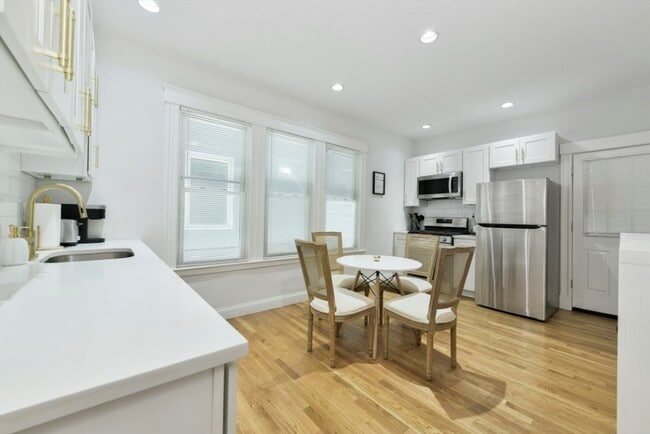 Photo - 893 E 4th St Unidad 1