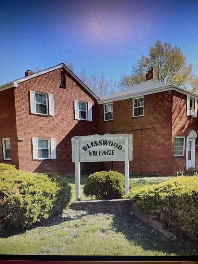 Blisswood Village Condo - 481 Kenwood Dr Condo Unit Blisswood Village