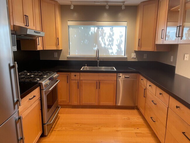 Building Photo - Beautiful End Unit Condo in Bennett Valley!