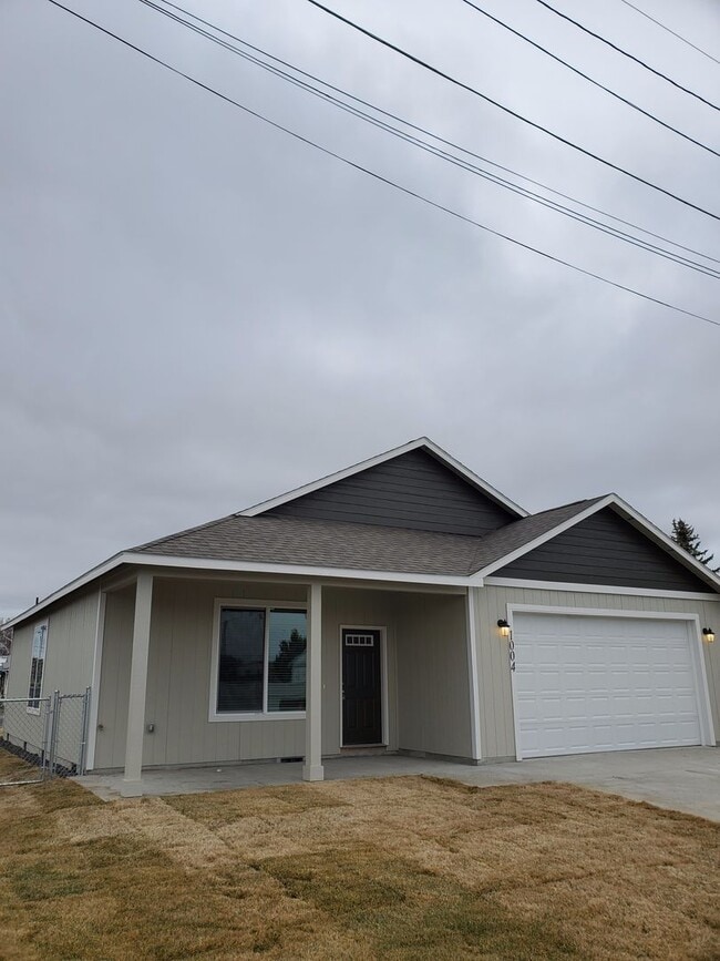 Building Photo - Newer Home with Garage & Fenced Yard