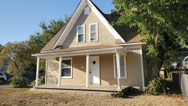 Photo - 1402 E Maple Ave