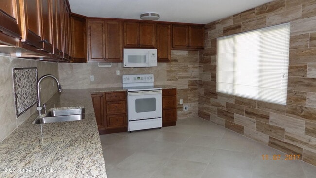 Photo - 1204 Tulip Ln