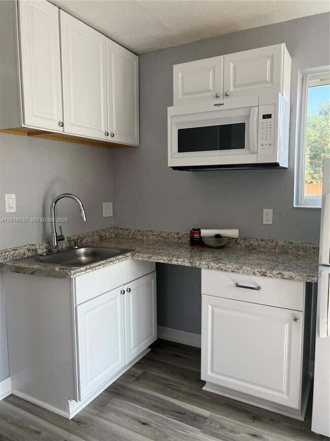 Photo - 715 E 49th St Unidad 1