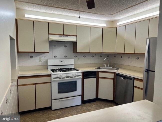 Photo - 19 Mendrey Ct