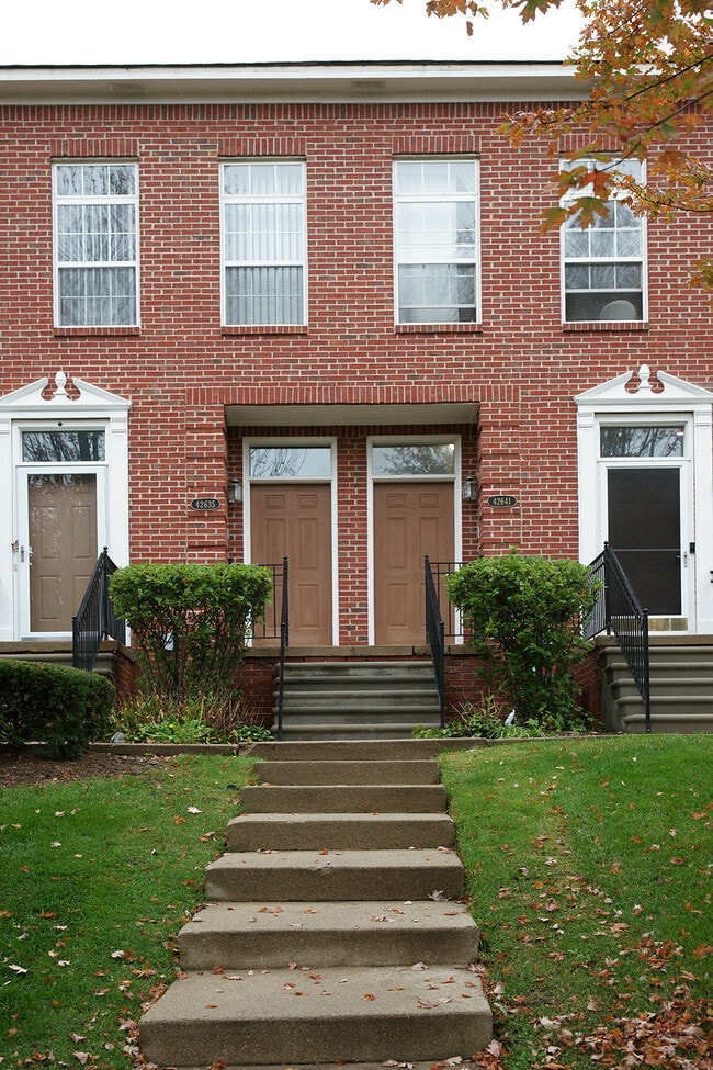 Building Photo - 42635 Park Cresent Dr Unit 34