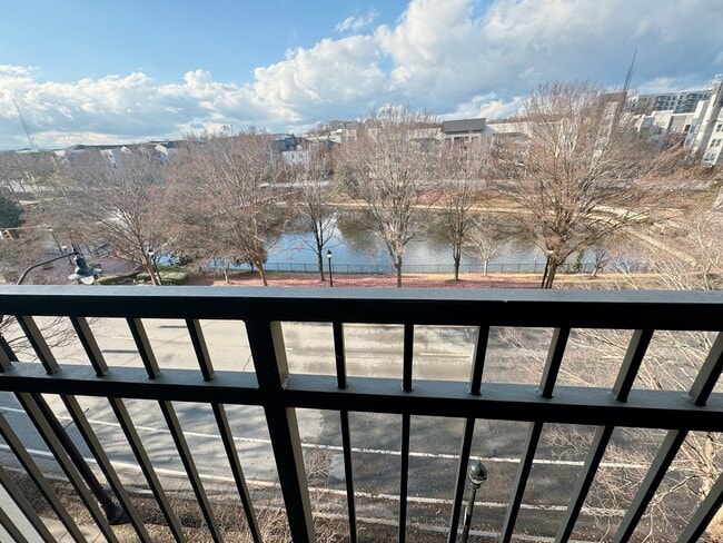 Apartamento con vistas al agua en invierno. - 390 17th St NW Unidad #5027