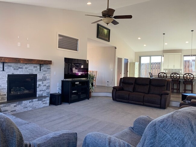 Photo - Beautiful Newly Custom Built Home! Vaulted Ceilings! Partially Furnished! Open Floor Plan!