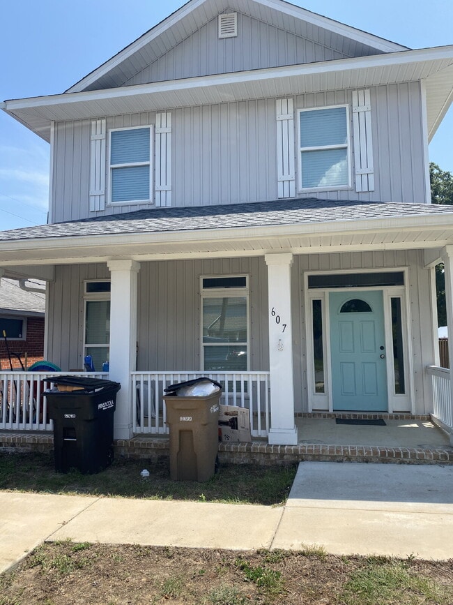 Building Photo - Situated in DeVillier's Square within convenient walking distance to Palafox, this contemporary r...