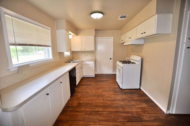 Photo - FOR LEASE! 2 Bedroom, 1.5 Bathroom - Brick...
