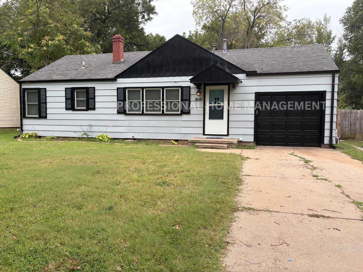 Charming 3 bedroom 1 bath home with 2 gara... - Charming 3 bedroom 1 bath home with 2 gara...