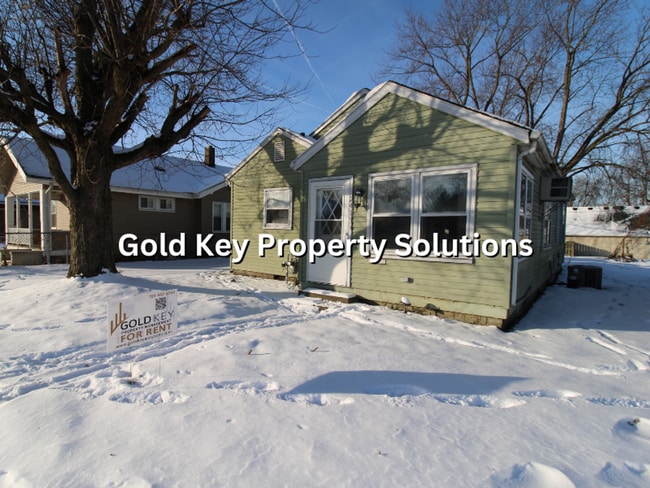 Building Photo - 3 BR 1 BA House with Garage and Enclosed Porch (NO SECTION 8)