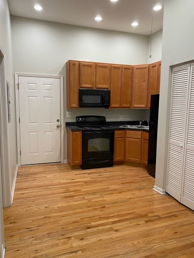 Building Photo - 2712 W North Ave Unit 2B