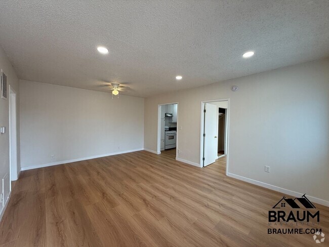 Building Photo - 13115 Oxnard St Rental