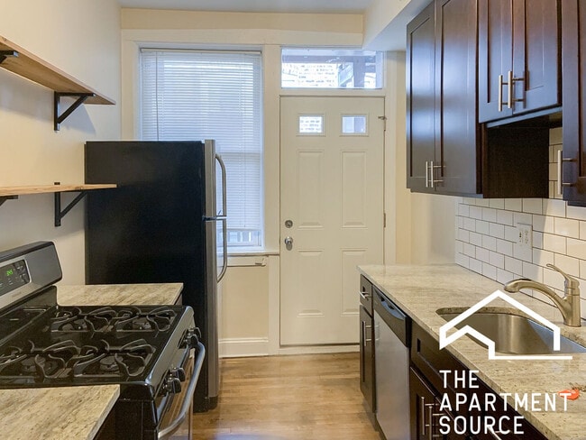 Building Photo - 857 W Cornelia Ave Unit 3S