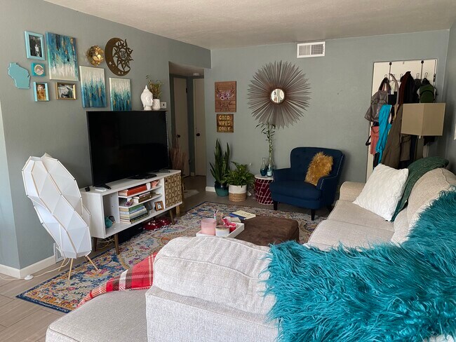 Photo - 4348 N Wilson Dr Unit 2
