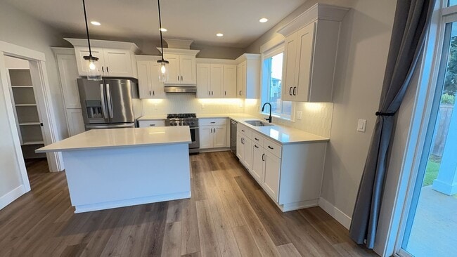 Building Photo - GORGEOUS CUSTOMIZED HOME - ALL THE DETAILS HERE!! 4bd/2.5ba + Bonus Rooms Excellent Location!!