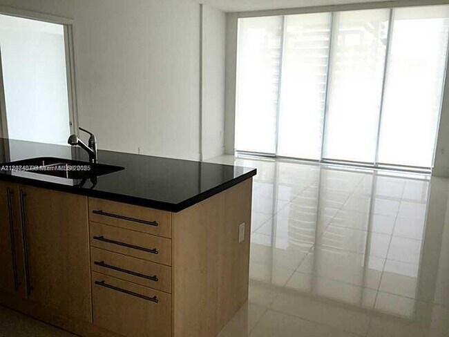 Building Photo - 79 SW 12th St Unit 1004-S Rental