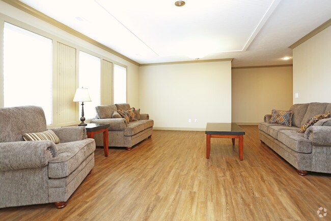 4 BR, 4.5 BA - living room - 808 S Linden