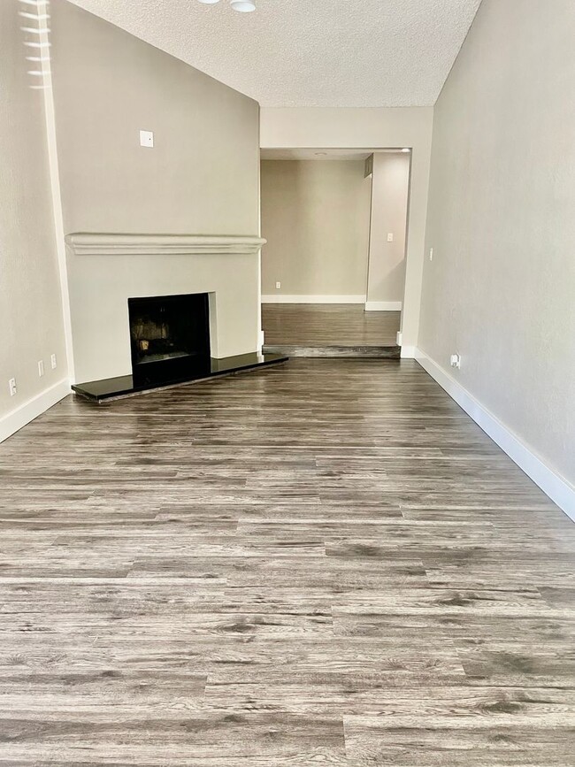 Photo - LARKSPUR 2431-2433 Unidad 2431