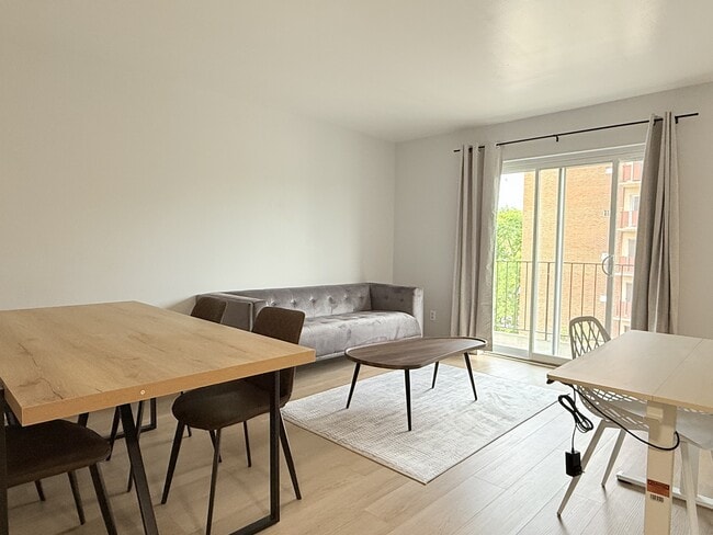 Photo - 1989 Wyandotte St W Unit 405