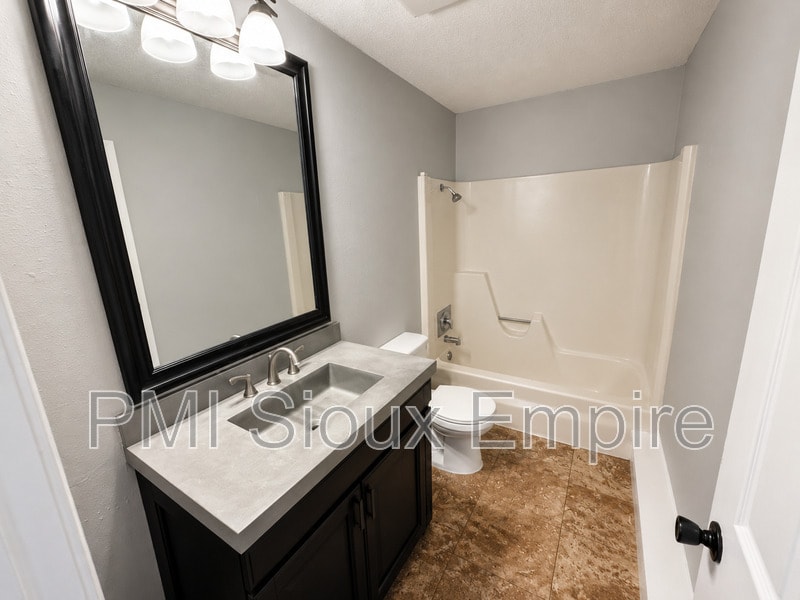 Photo - 705 W 18th St Unidad 5