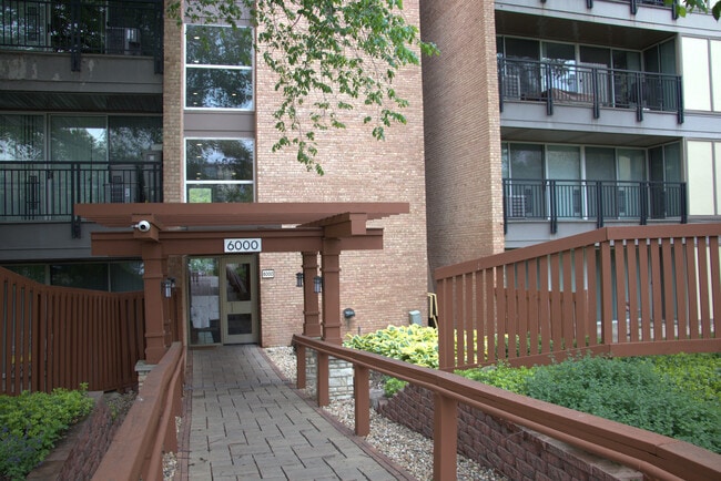 Building Photo - 6000 Oakwood Dr