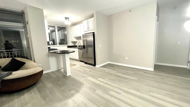 Dining Area - 600 N Dearborn St Unit 1901