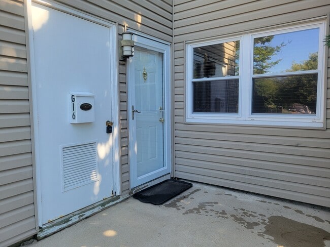 Building Photo - 2906 State Hill Rd Unit G16
