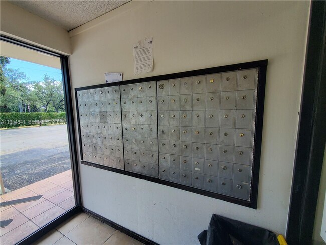 Photo - 16950 W Dixie Hwy Unit 127