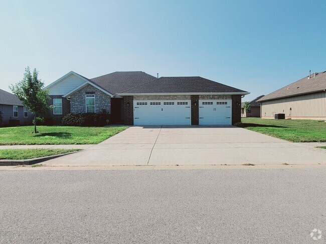 Building Photo - Luxuary in River Pointe Subdivision - Ozark! Rental