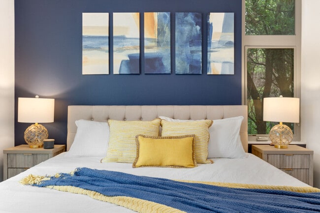 Building Photo - 913 10th Ave E