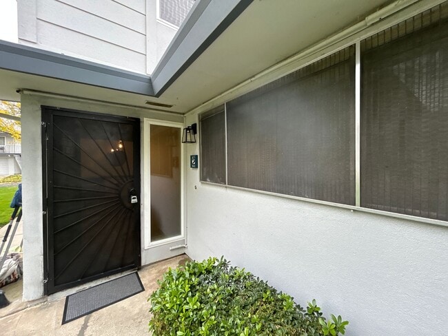 Building Photo - Fabulous Remodeled Condo