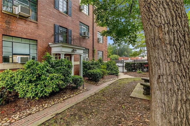 Building Photo - 1217 N Main St Unit B