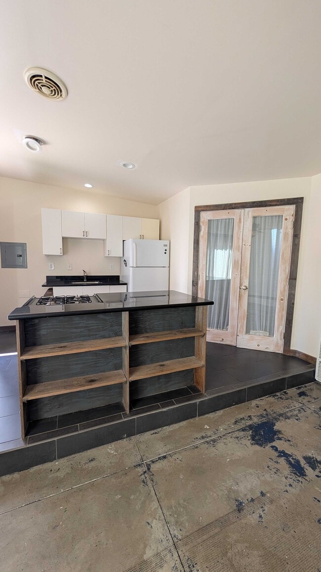 Photo - 405 N Cloverdale Blvd