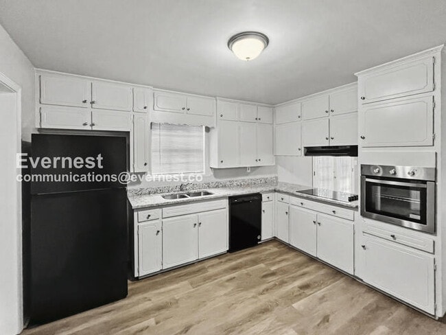 Photo - 1824 Maplecrest Ln