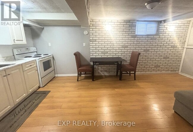 Photo - 381 Fleet St