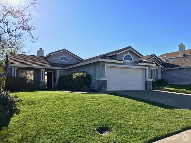 Building Photo - Move in ready 3bed / 2bath ! Don't miss th... Rental