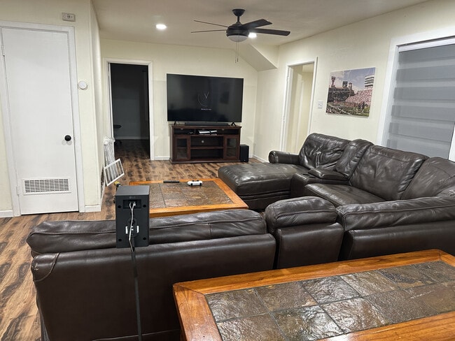 Photo - 4609 Elgin Ave