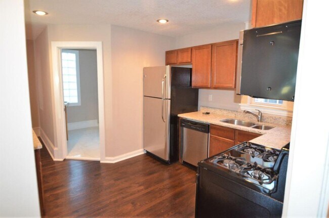 Kitchen - 966 Carroll Ave