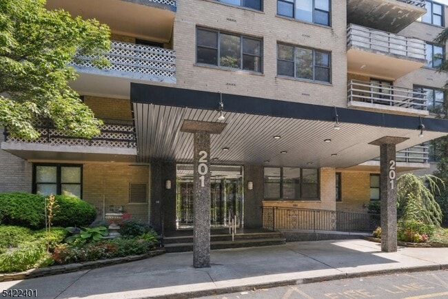 Building Photo - 201 St Pauls Ave Unit 15P