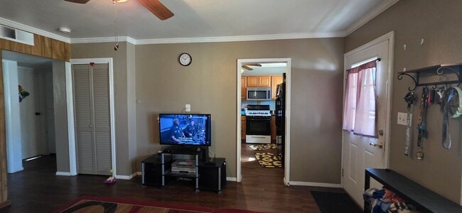 Photo - 906 E 5th St