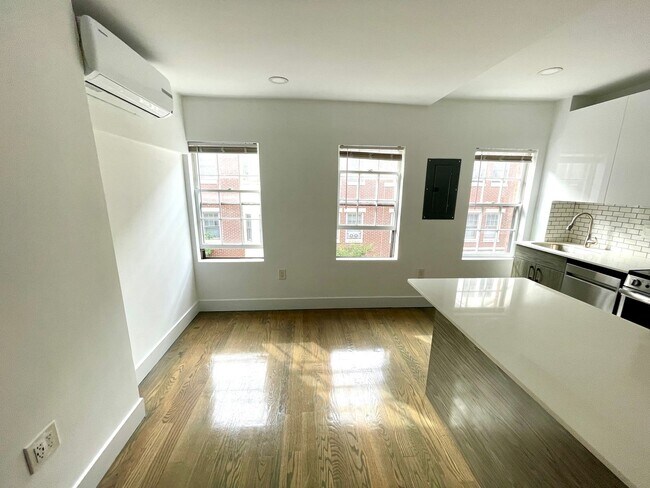 Photo - Bright & Spacious Studio – Beacon Hill -$3...