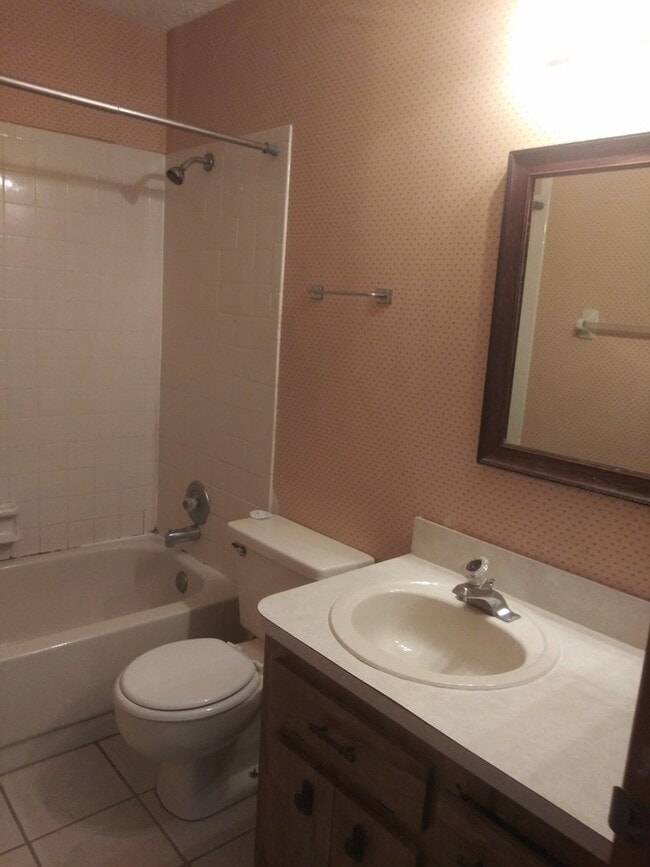 Photo - 2 Bed/ 2.5 Bath Townhome in Candlelight $1450