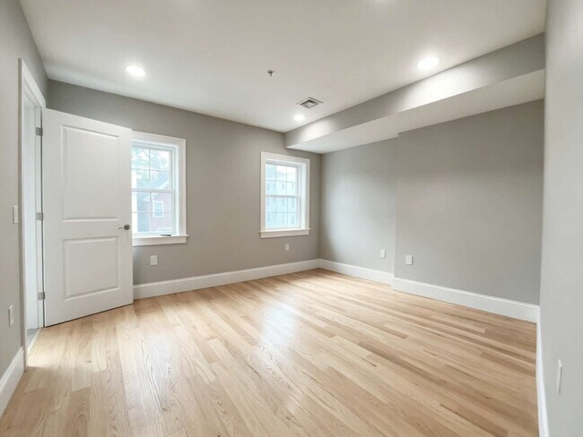 Building Photo - 84 Chelsea St Unit 2