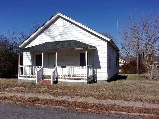 Photo - 526 Leslie St