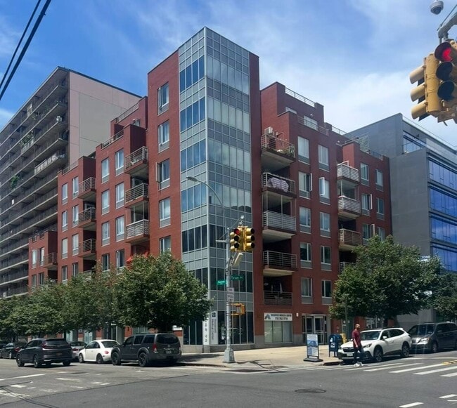 Building Photo - 38-30 Parsons Blvd Unit 2F