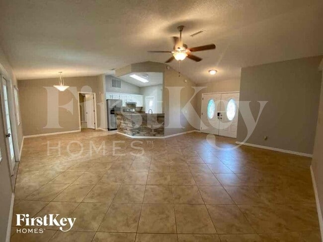 Photo - 944 Devonshire Way